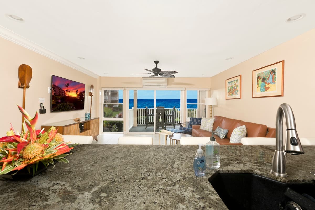 Condo in Kailua-Kona · ★4.95 · 1 bedroom · 2 beds · 1 private bath - Photo 3