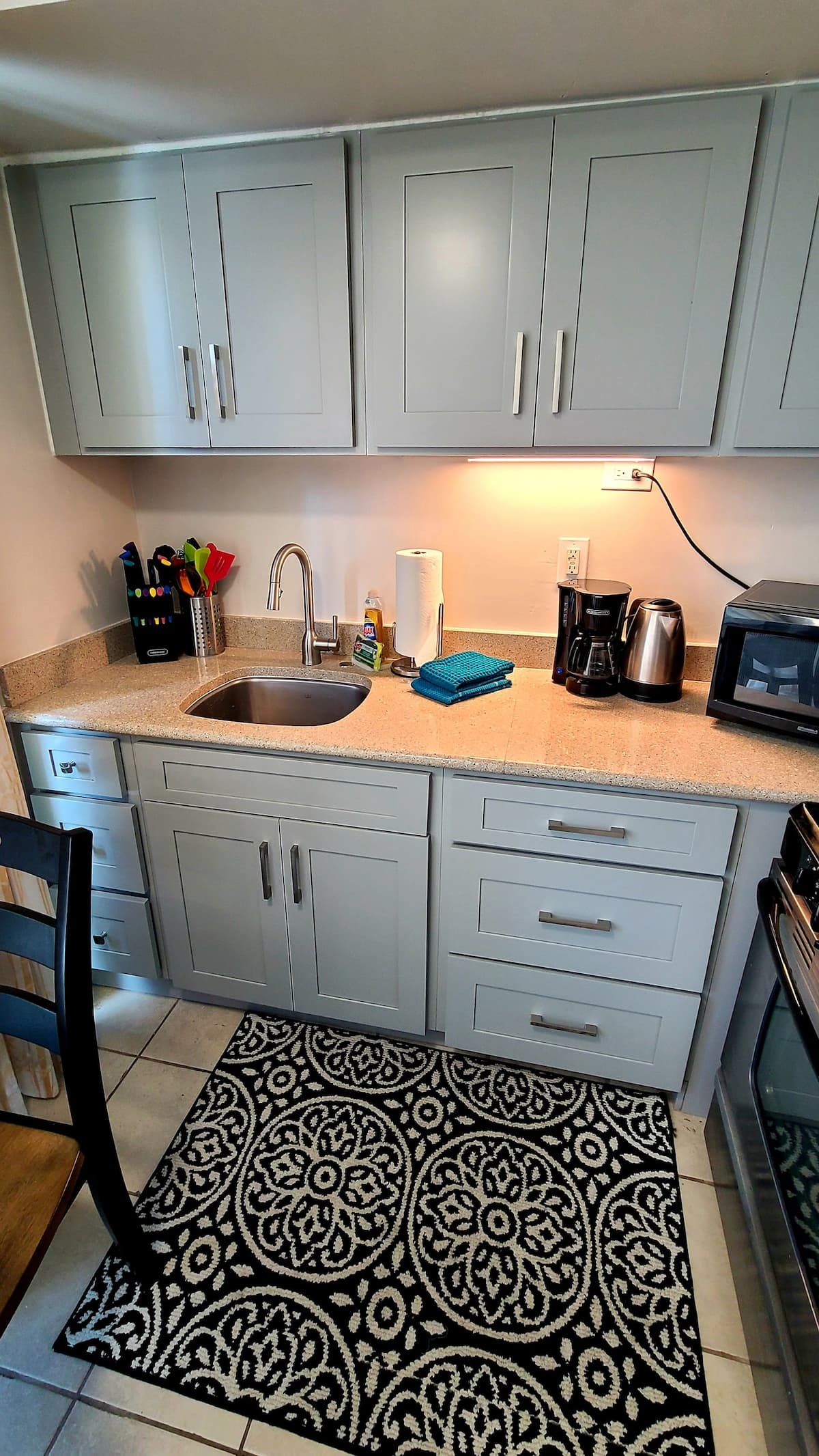 Condo in Honolulu · ★4.8 · Studio · 1 bed · 1 private bath - Photo 3