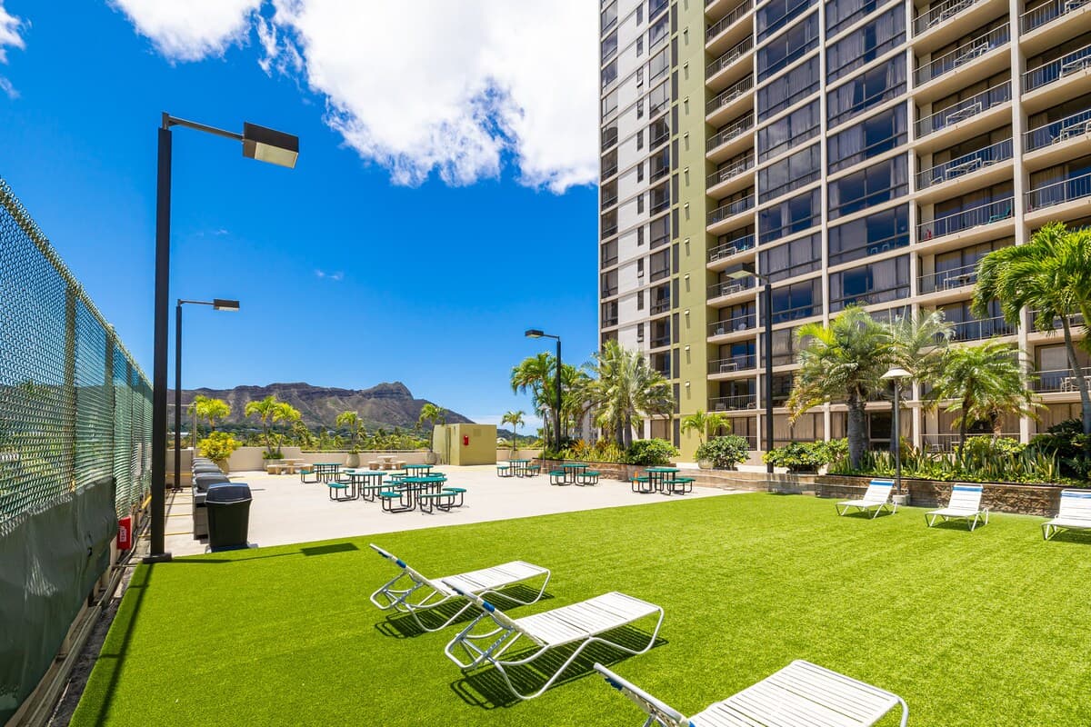 Condo in Honolulu · ★4.81 · 1 bedroom · 2 beds · 1 private bath - Photo 4