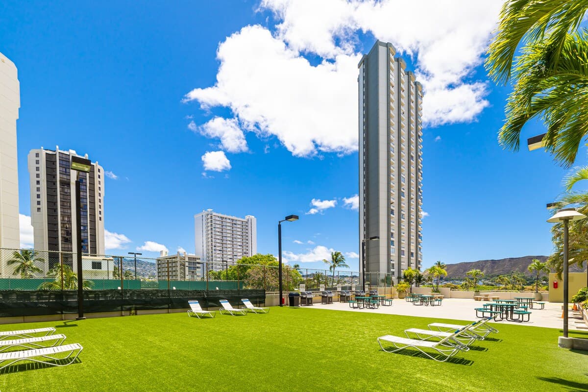 Condo in Honolulu · ★4.81 · 1 bedroom · 2 beds · 1 private bath - Photo 5
