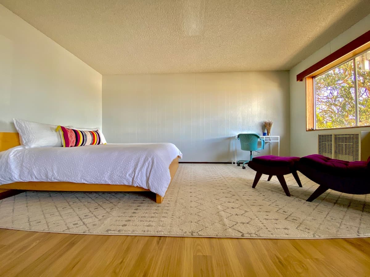 Chic, sun-drenched studio w/views and parking. - Photo 2