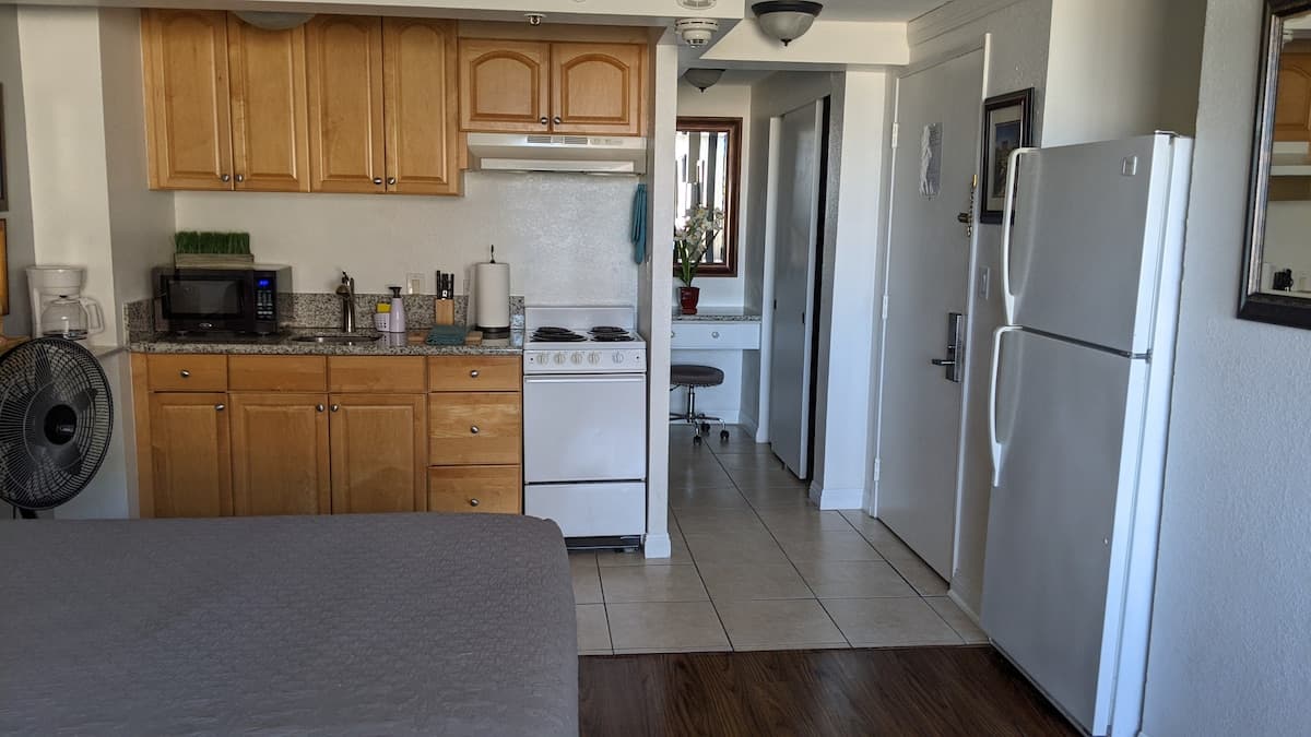 Condo in Honolulu · ★4.76 · 2 bedrooms · 3 beds · 2 private baths - Photo 2