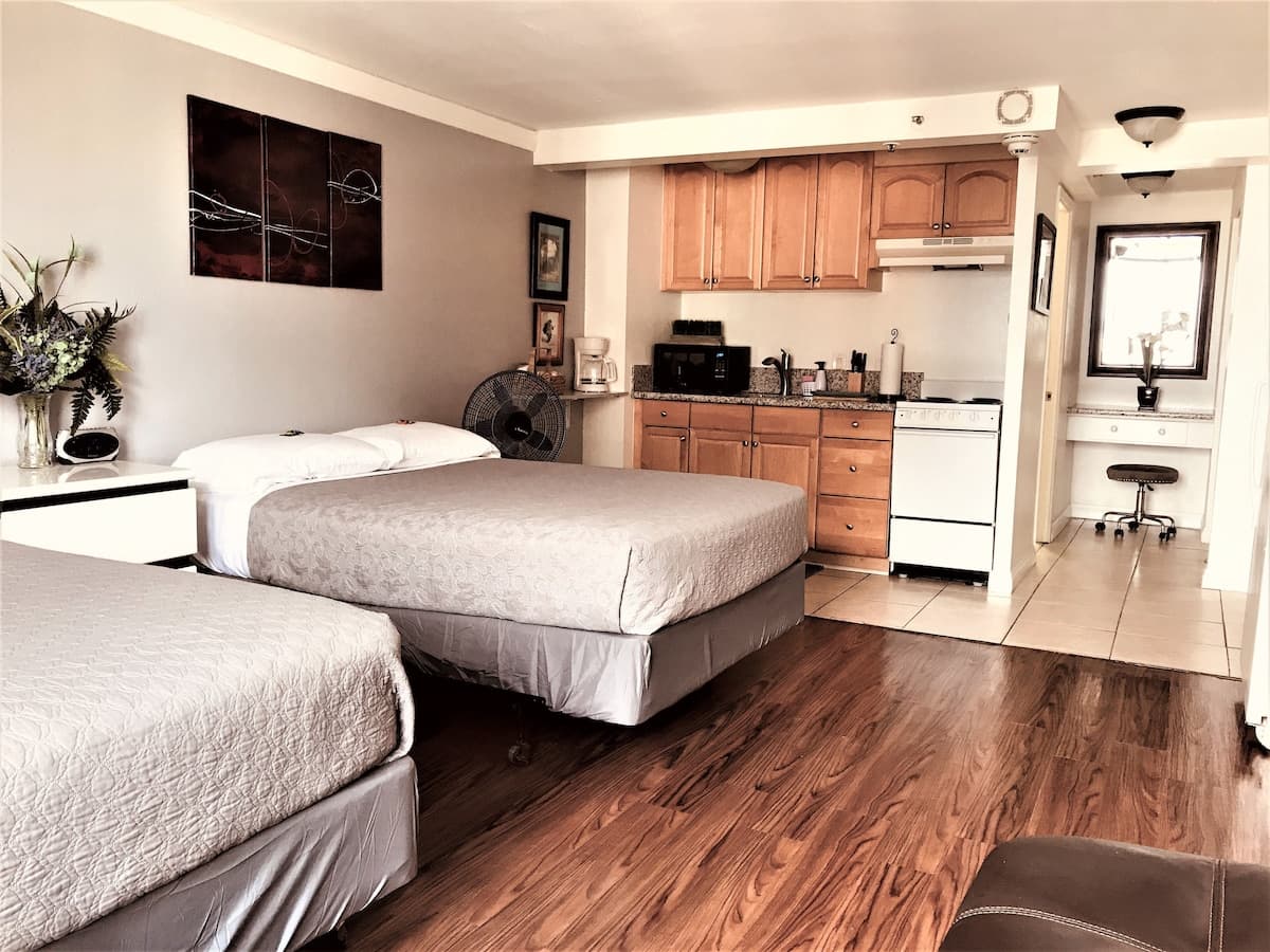 Condo in Honolulu · ★4.76 · 2 bedrooms · 3 beds · 2 private baths - Photo 4