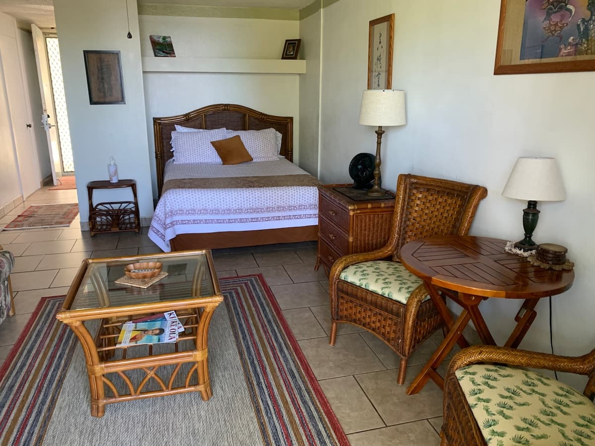 Condo in Kailua-Kona · ★4.65 · Studio · 1 bed · 1 bath - Photo 4