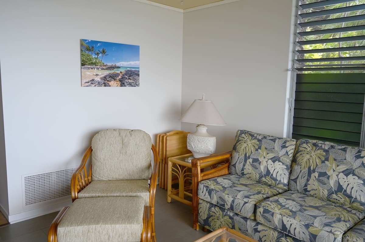 Condo in Lahaina · ★4.93 · 1 bedroom · 2 beds · 1 bath - Photo 4