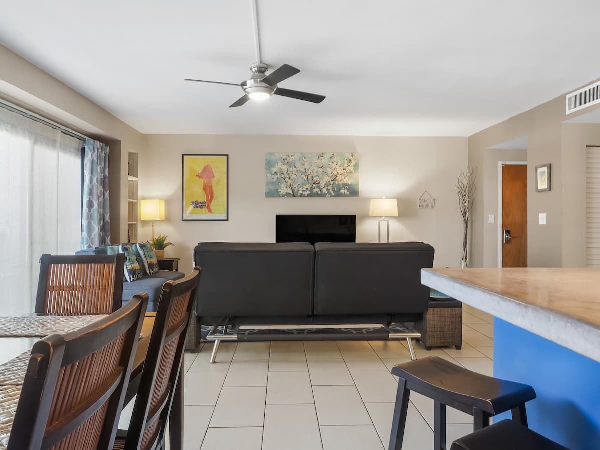 2 bd/2 bath Modern Ali’i Dr Condo right in town! - Photo 4