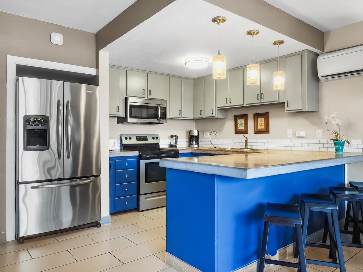 2 bd/2 bath Modern Ali’i Dr Condo right in town! - Photo 5