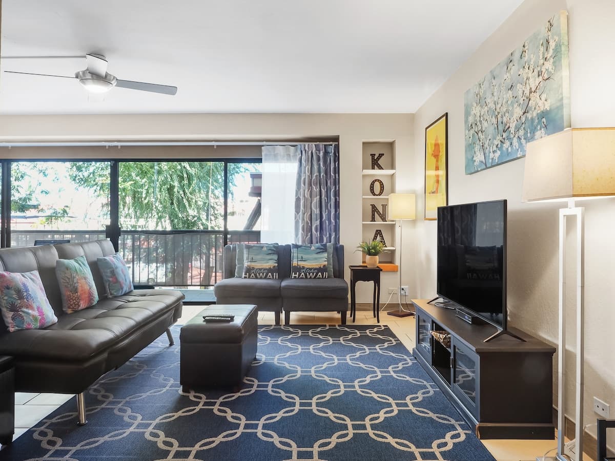2 bd/2 bath Modern Ali’i Dr Condo right in town! - Photo 1