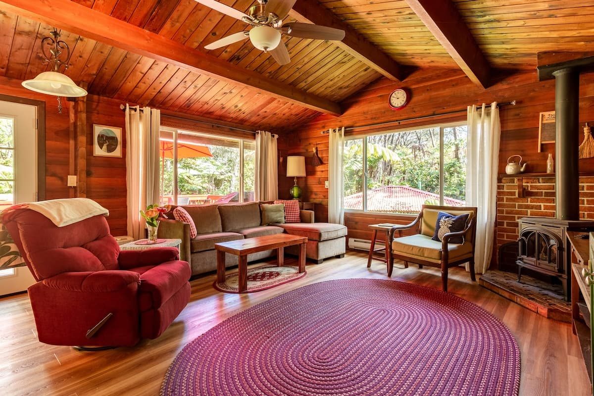 Cabin in Volcano · ★4.93 · 2 bedrooms · 3 beds · 1 bath - Photo 3
