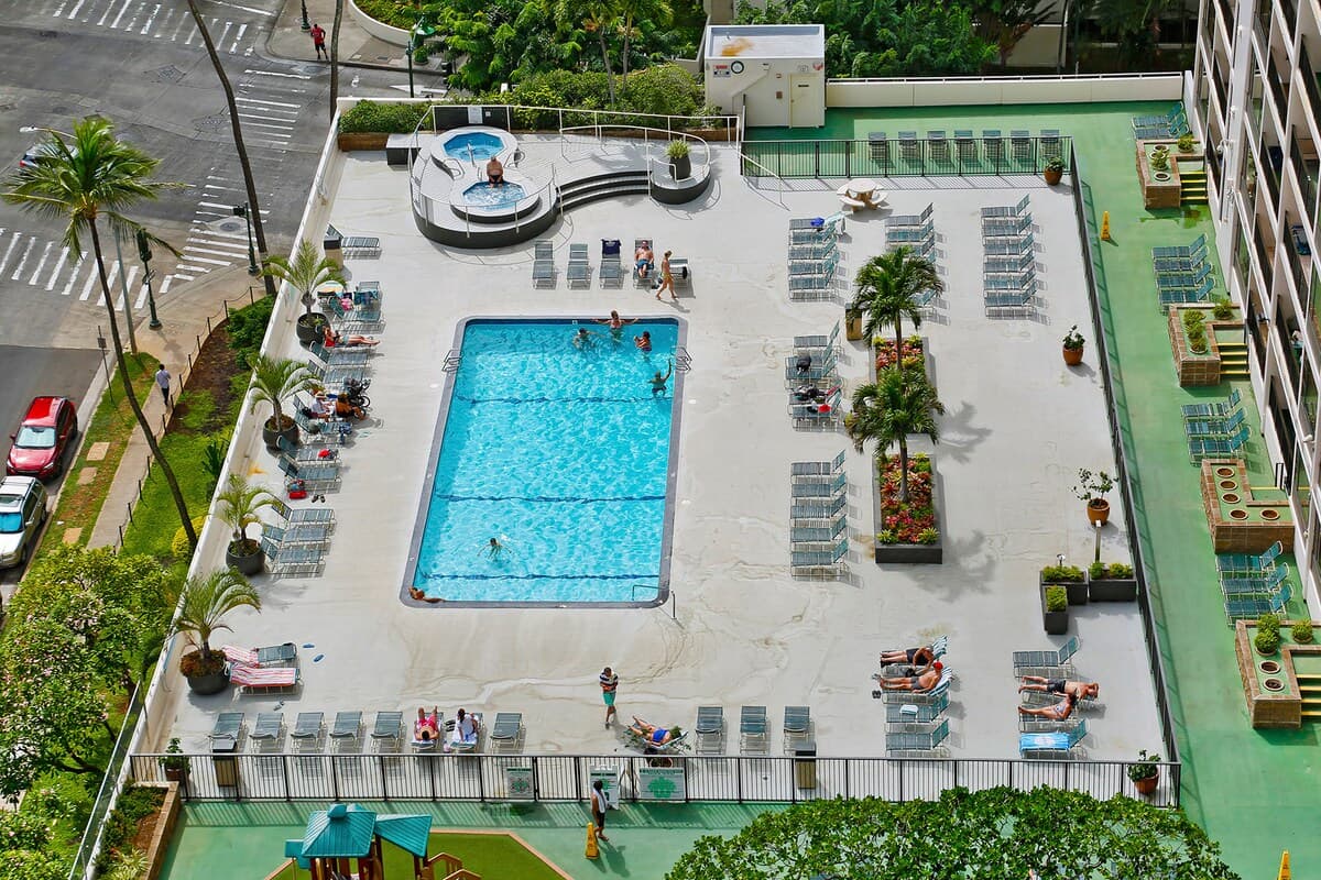 Condo in Honolulu · ★4.76 · 1 bedroom · 2 beds · 1 private bath - Photo 5