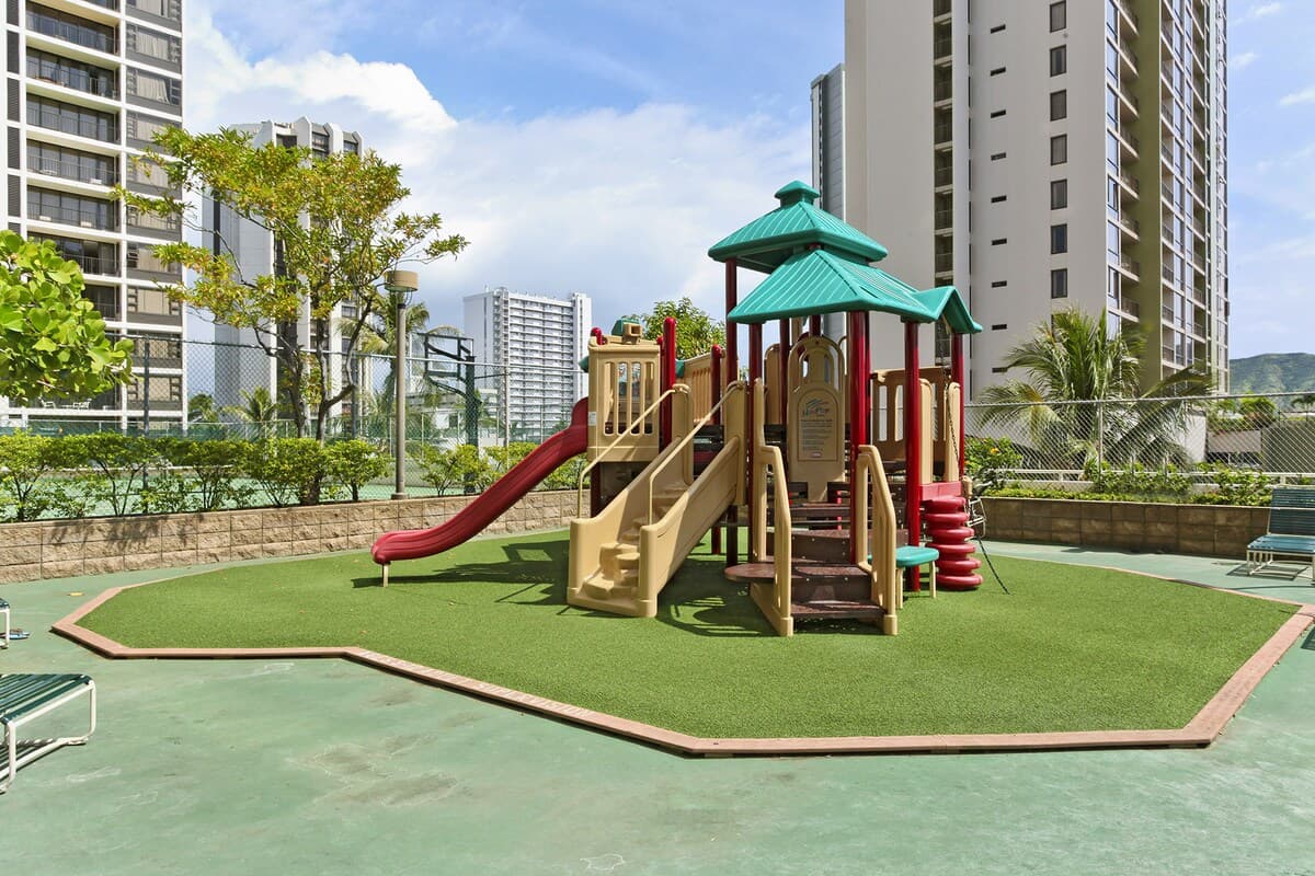 Condo in Honolulu · ★4.76 · 1 bedroom · 2 beds · 1 private bath - Photo 3