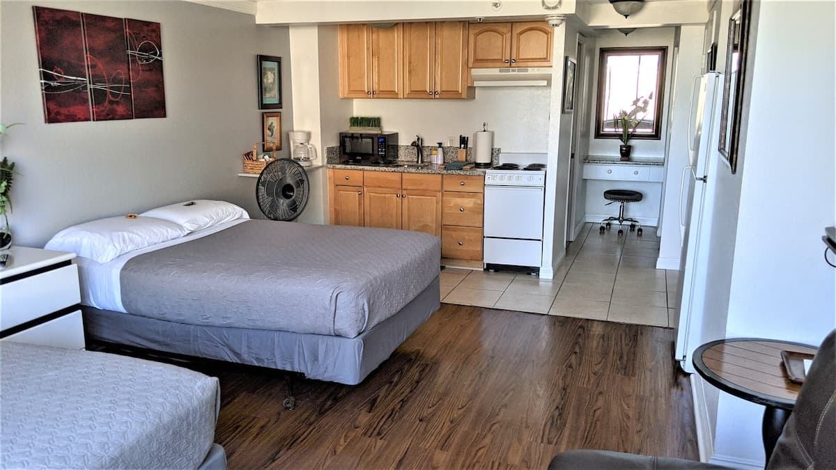 Condo in Honolulu · ★4.83 · 1 bedroom · 2 beds · 1 private bath - Photo 4