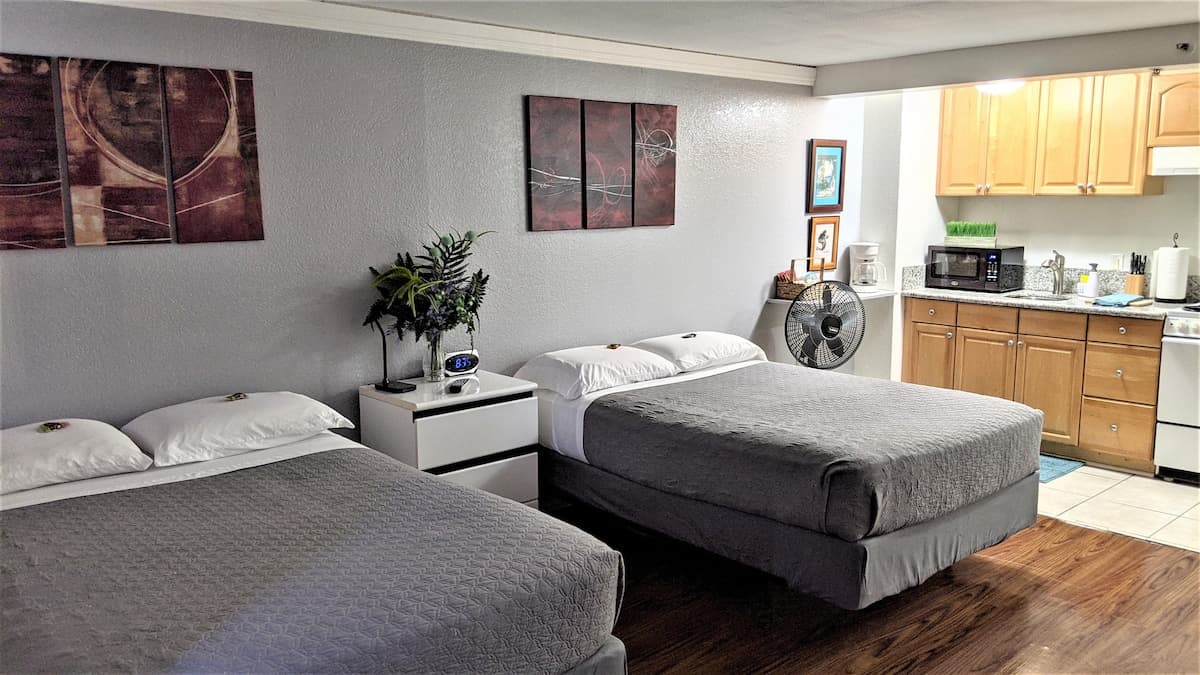 Condo in Honolulu · ★4.83 · 1 bedroom · 2 beds · 1 private bath - Photo 1