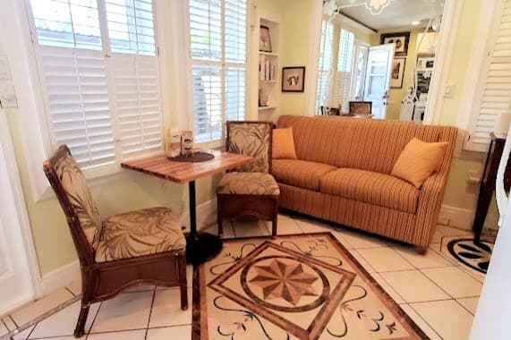 Cozy, charming secluded 1 bedroom close to beach - Photo 2