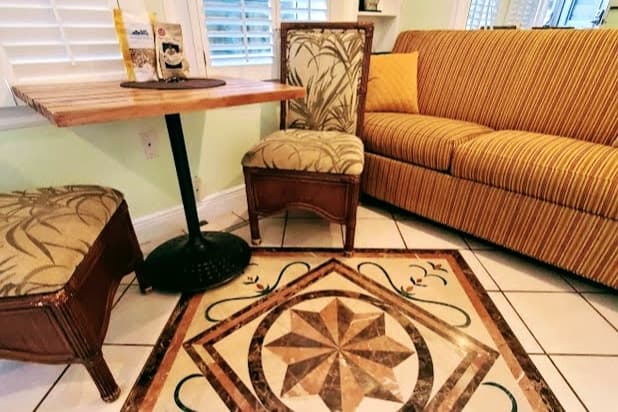 Cozy, charming secluded 1 bedroom close to beach - Photo 1