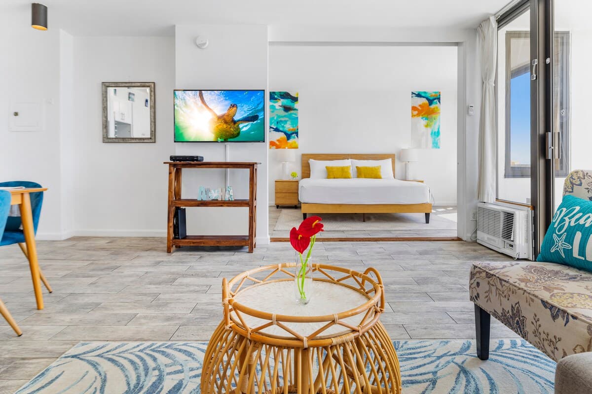 Condo in Honolulu · ★4.84 · 1 bedroom · 2 beds · 1 private bath - Photo 5
