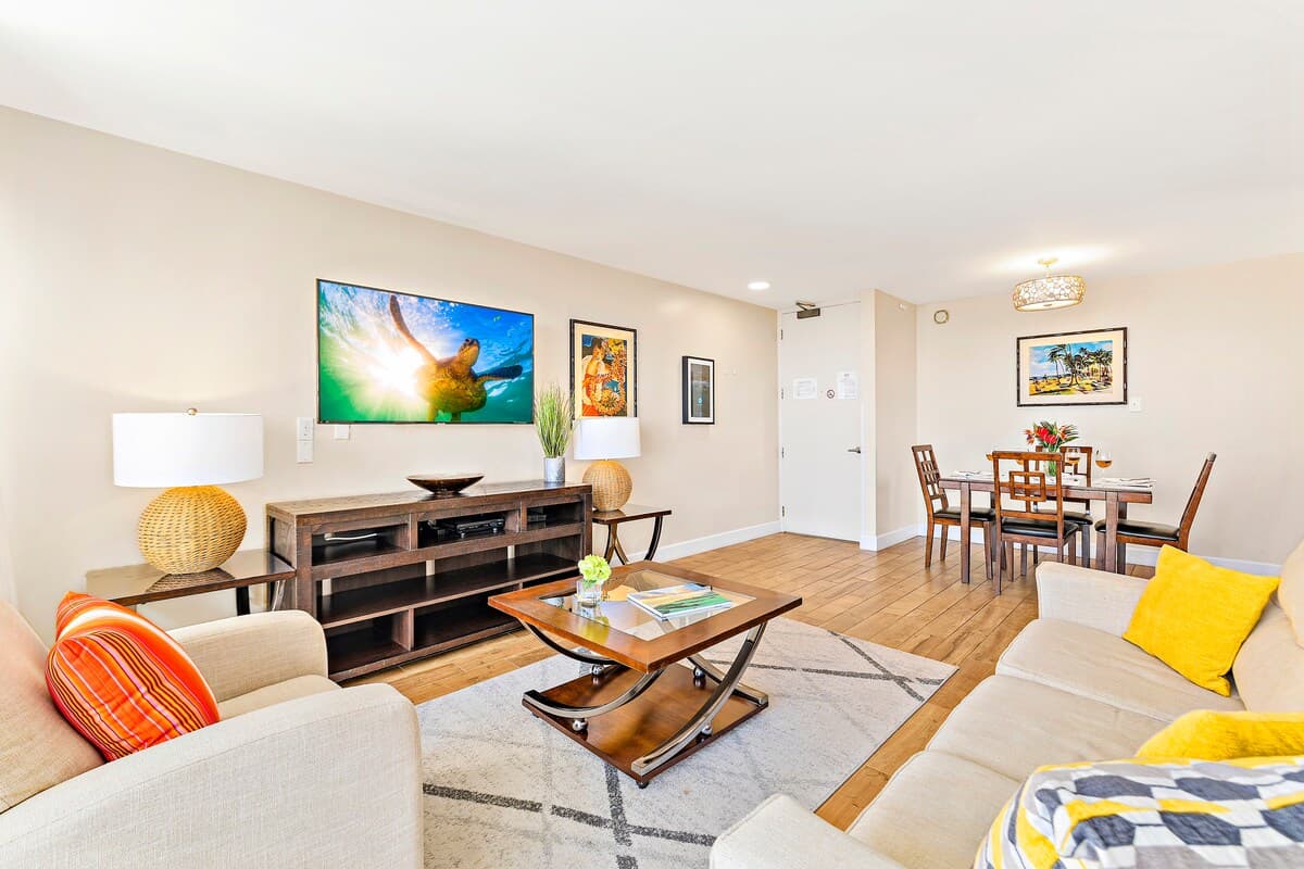 Condo in Honolulu · ★4.81 · 1 bedroom · 2 beds · 1 private bath - Photo 4