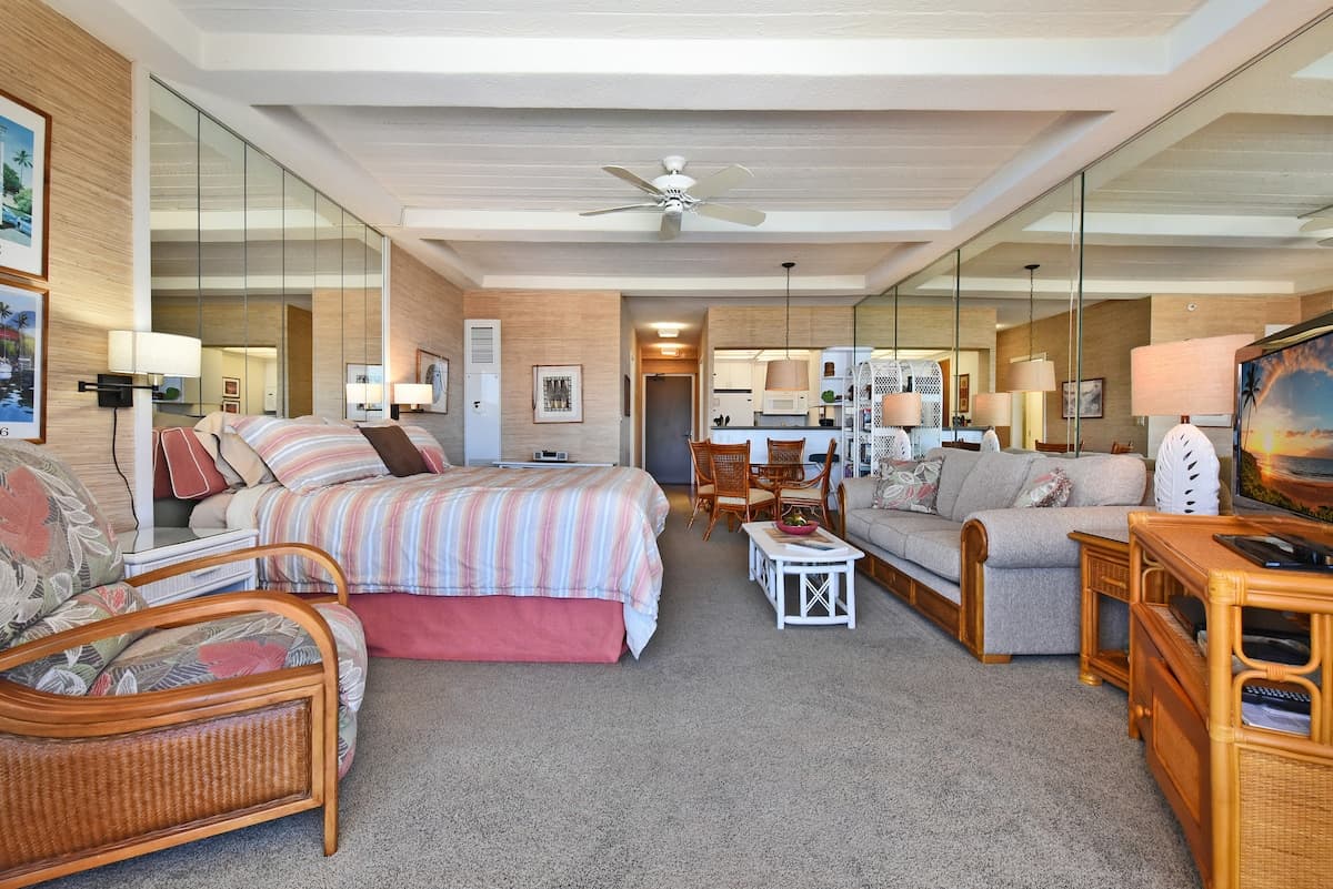 Condo in Lahaina · ★4.97 · Studio · 1 bed · 1 bath - Photo 2