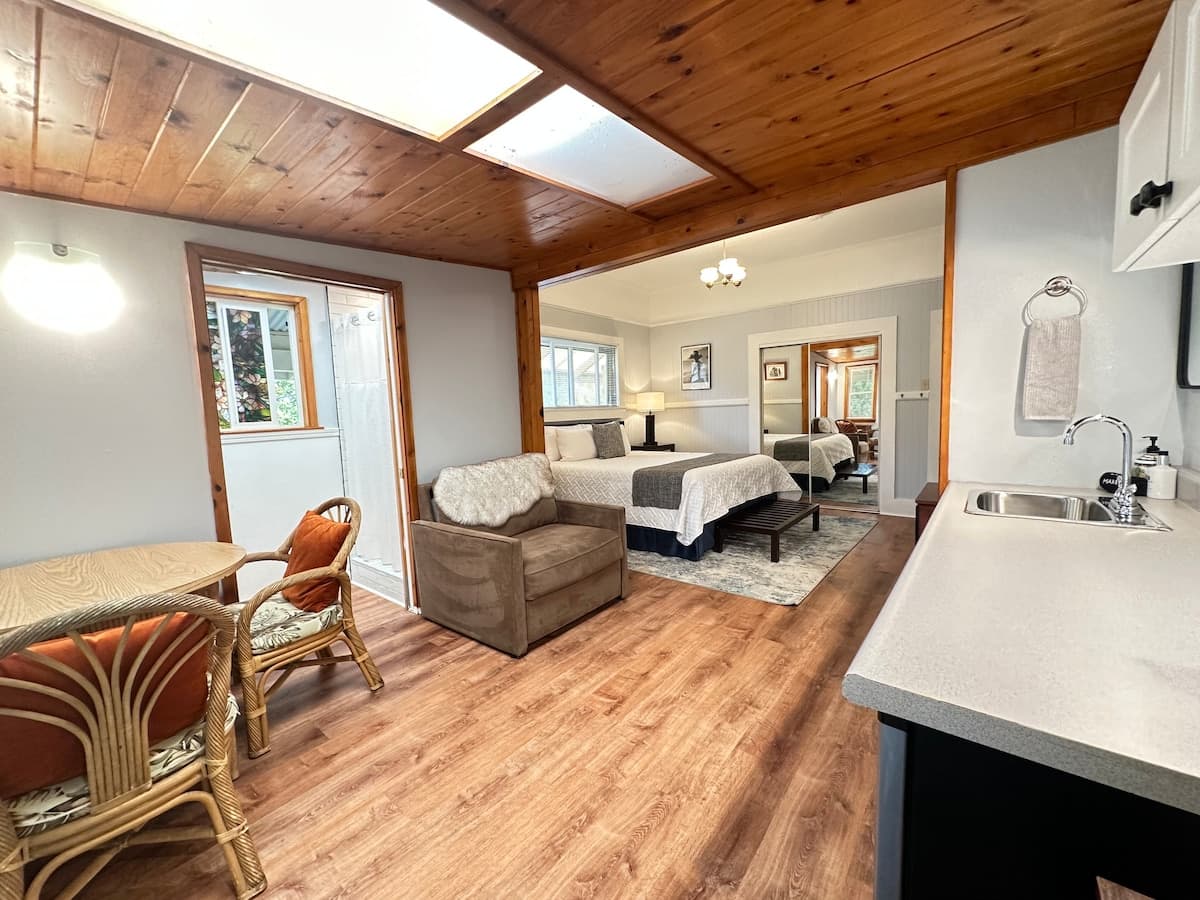 Private Suite - 1 King w/Kitchenette - Photo 3