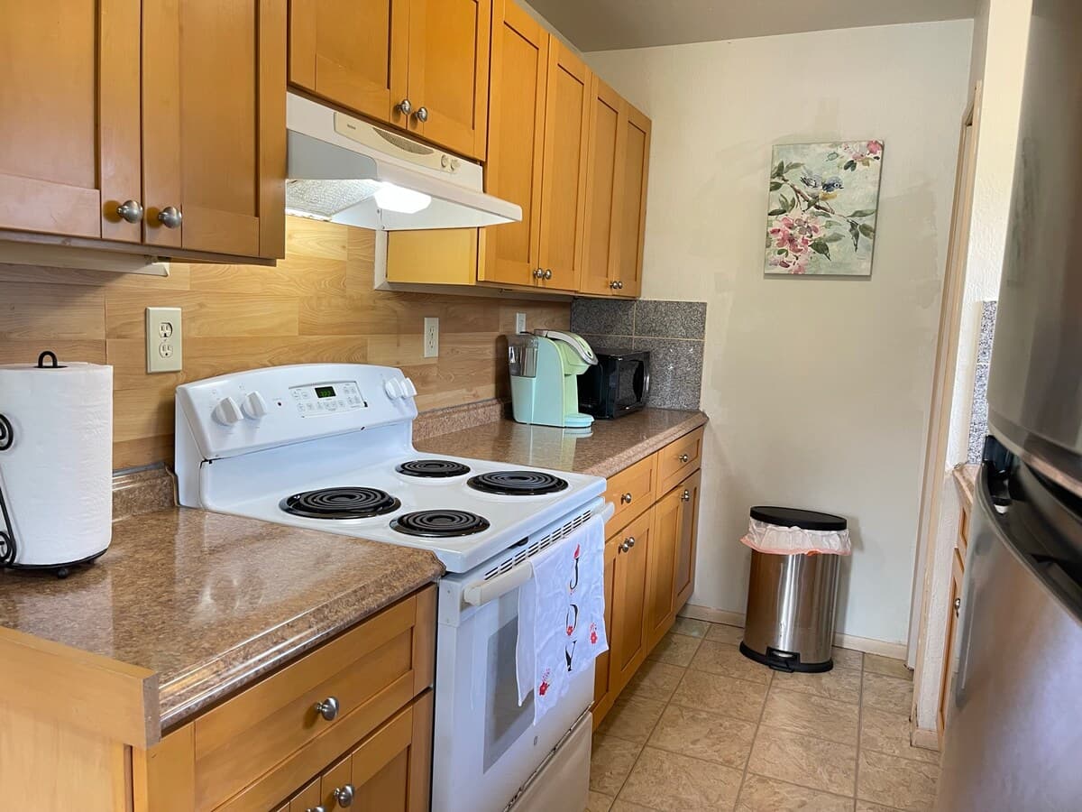 Home in Hilo · ★4.75 · 2 bedrooms · 2 beds · 1 private bath - Photo 4
