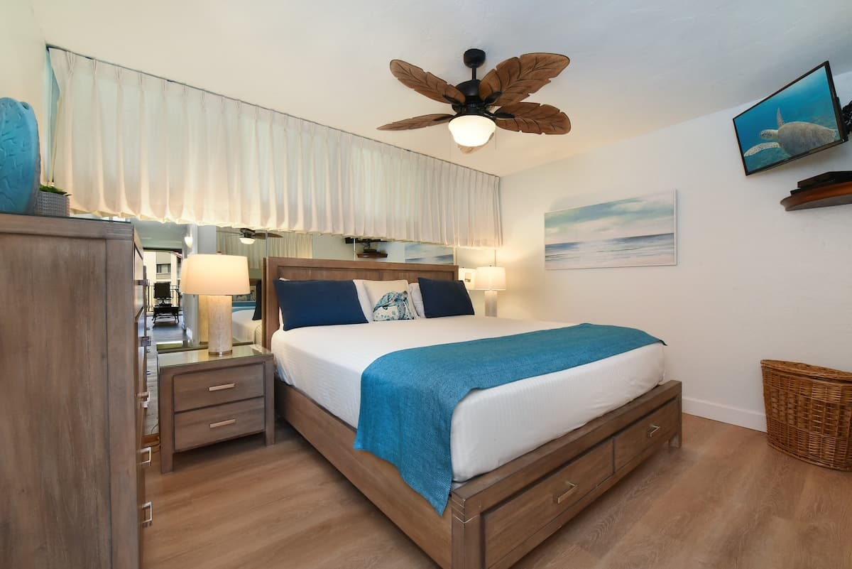 Condo in Lahaina · ★4.87 · 1 bedroom · 2 beds · 1 shared bath - Photo 1