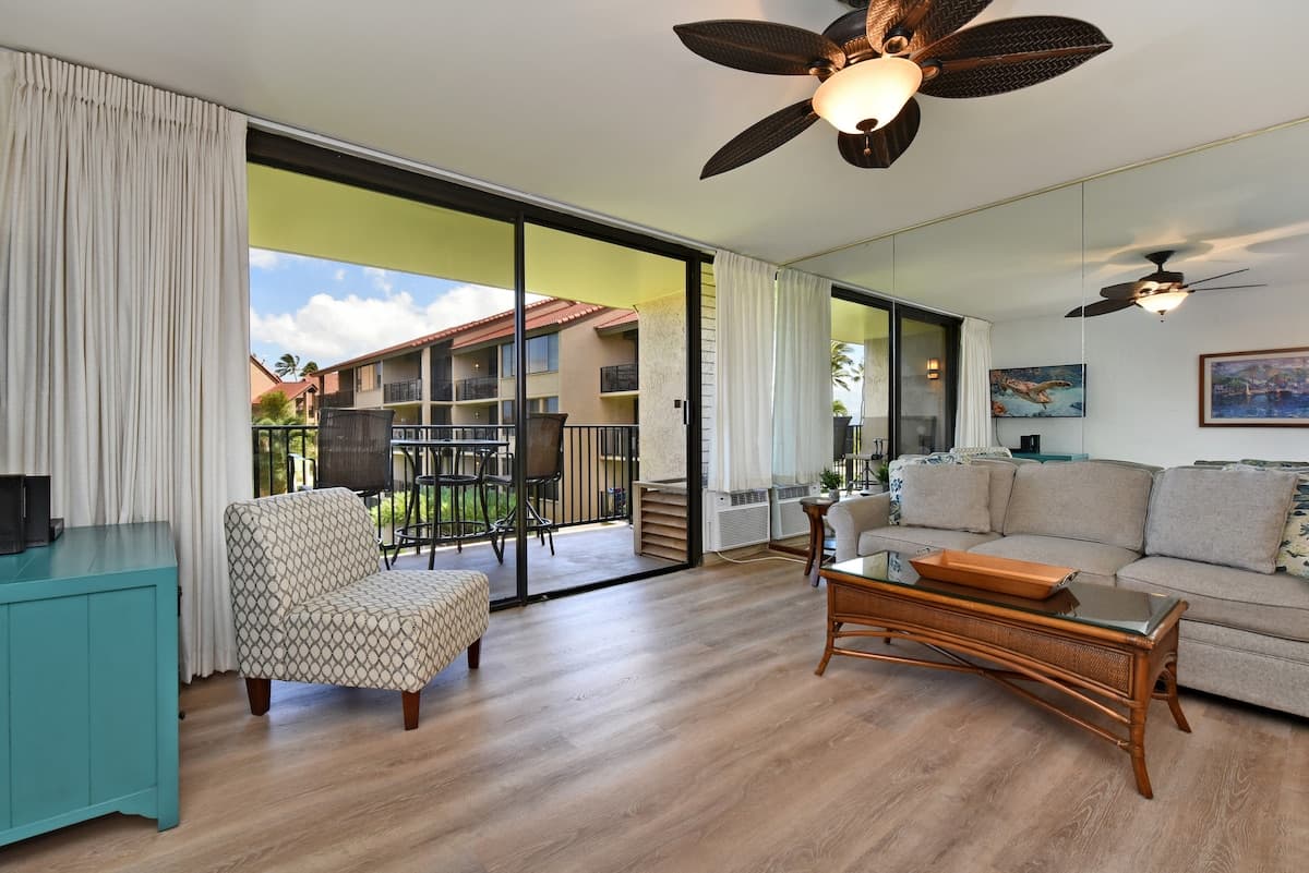 Condo in Lahaina · ★4.87 · 1 bedroom · 2 beds · 1 shared bath - Photo 4