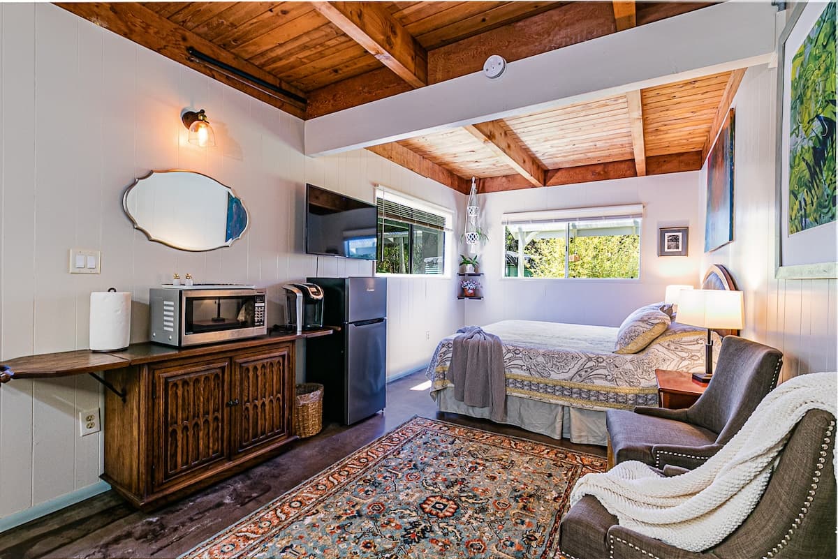 Home in Volcano · ★4.93 · 1 bedroom · 1 bed · 1 private bath - Photo 2