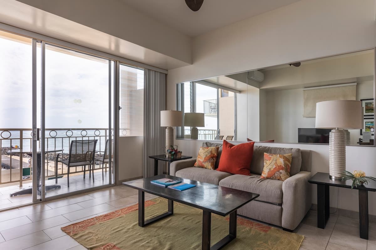 Condo in Honolulu · ★4.87 · 1 bedroom · 2 beds · 2 shared baths - Photo 3