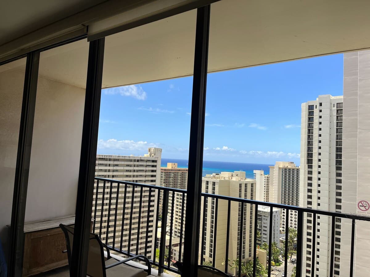 Condo in Honolulu · ★4.84 · 1 bedroom · 3 beds · 1 private bath - Photo 3