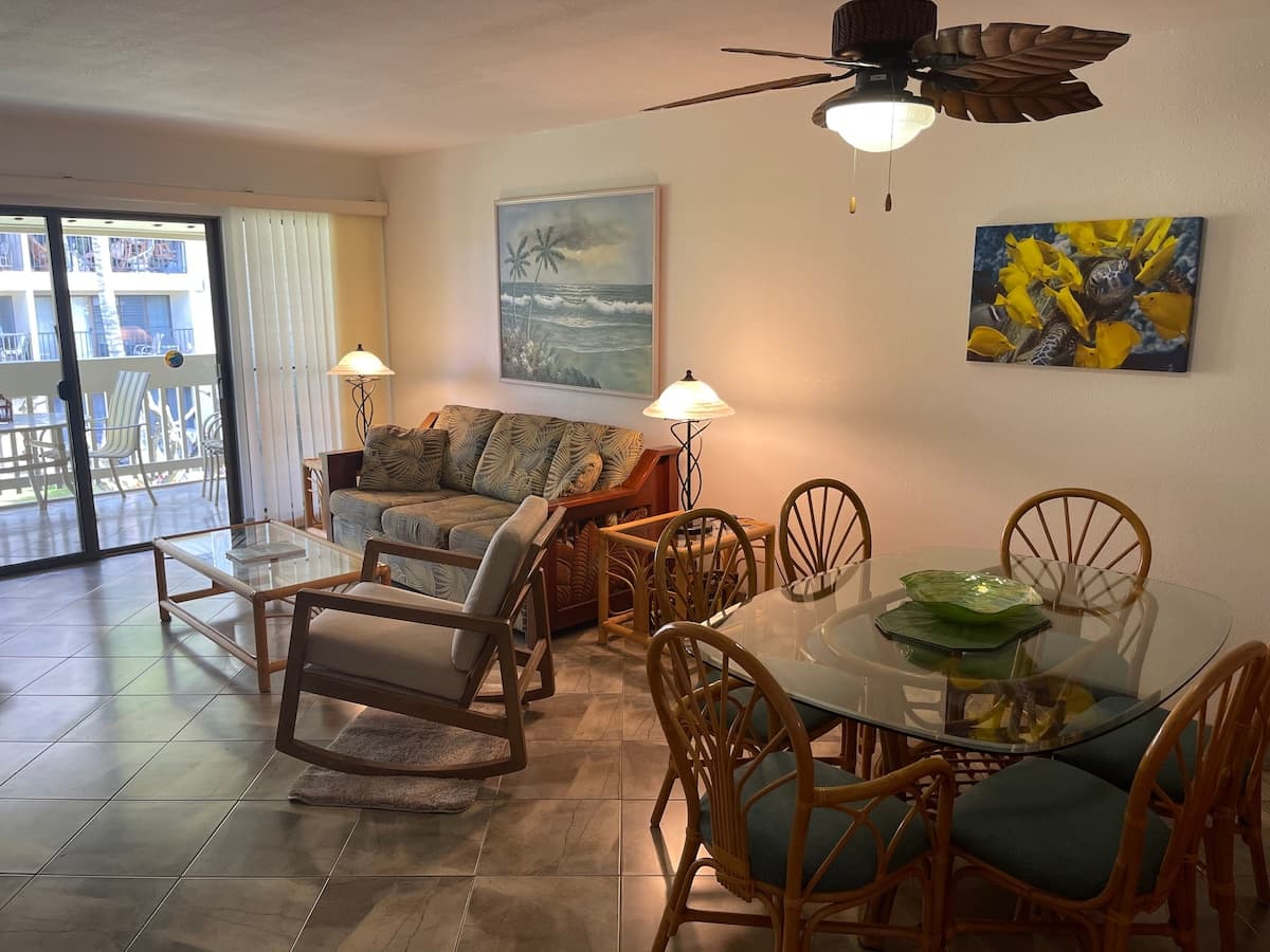 Condo in Kihei · ★4.9 · 2 bedrooms · 4 beds · 1 private bath - Photo 2