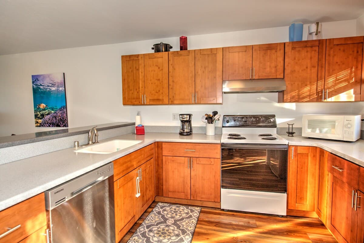 Condo in Kailua-Kona · ★4.86 · 2 bedrooms · 4 beds · 2 private baths - Photo 5
