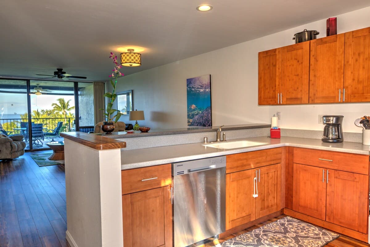 Condo in Kailua-Kona · ★4.86 · 2 bedrooms · 4 beds · 2 private baths - Photo 3