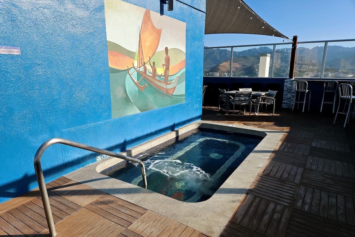 Condo in Honolulu · ★4.92 · Studio · 1 bed · 1 private bath - Photo 3
