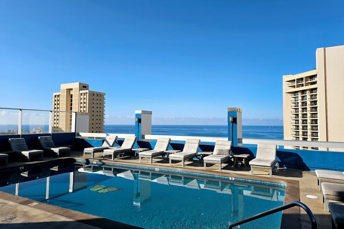 Condo in Honolulu · ★4.92 · Studio · 1 bed · 1 private bath - Photo 2