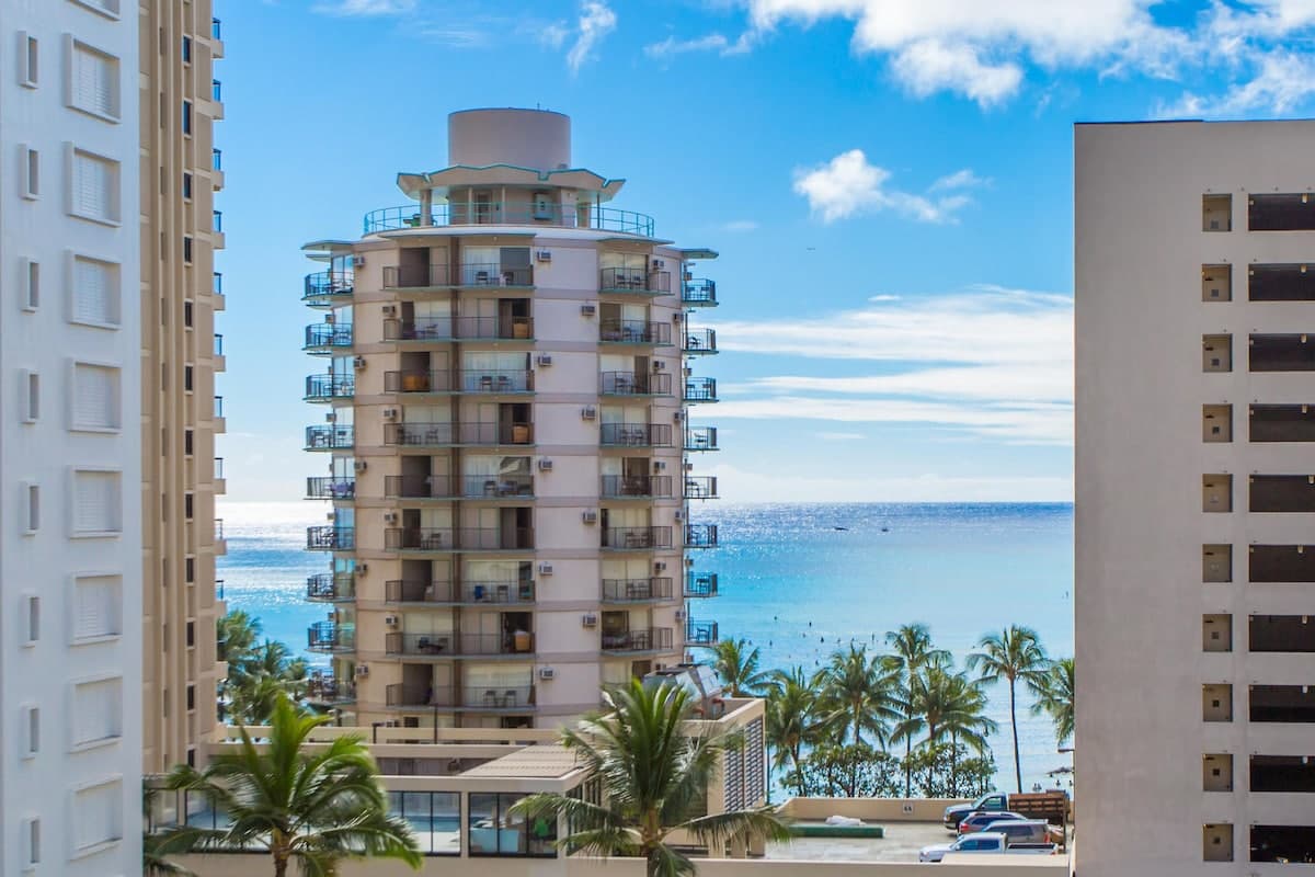 Condo in Honolulu · ★4.65 · Studio · 1 bed · 1 shared bath - Photo 3