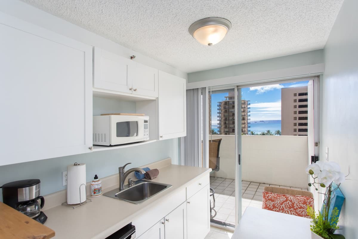 Condo in Honolulu · ★4.65 · Studio · 1 bed · 1 shared bath - Photo 5
