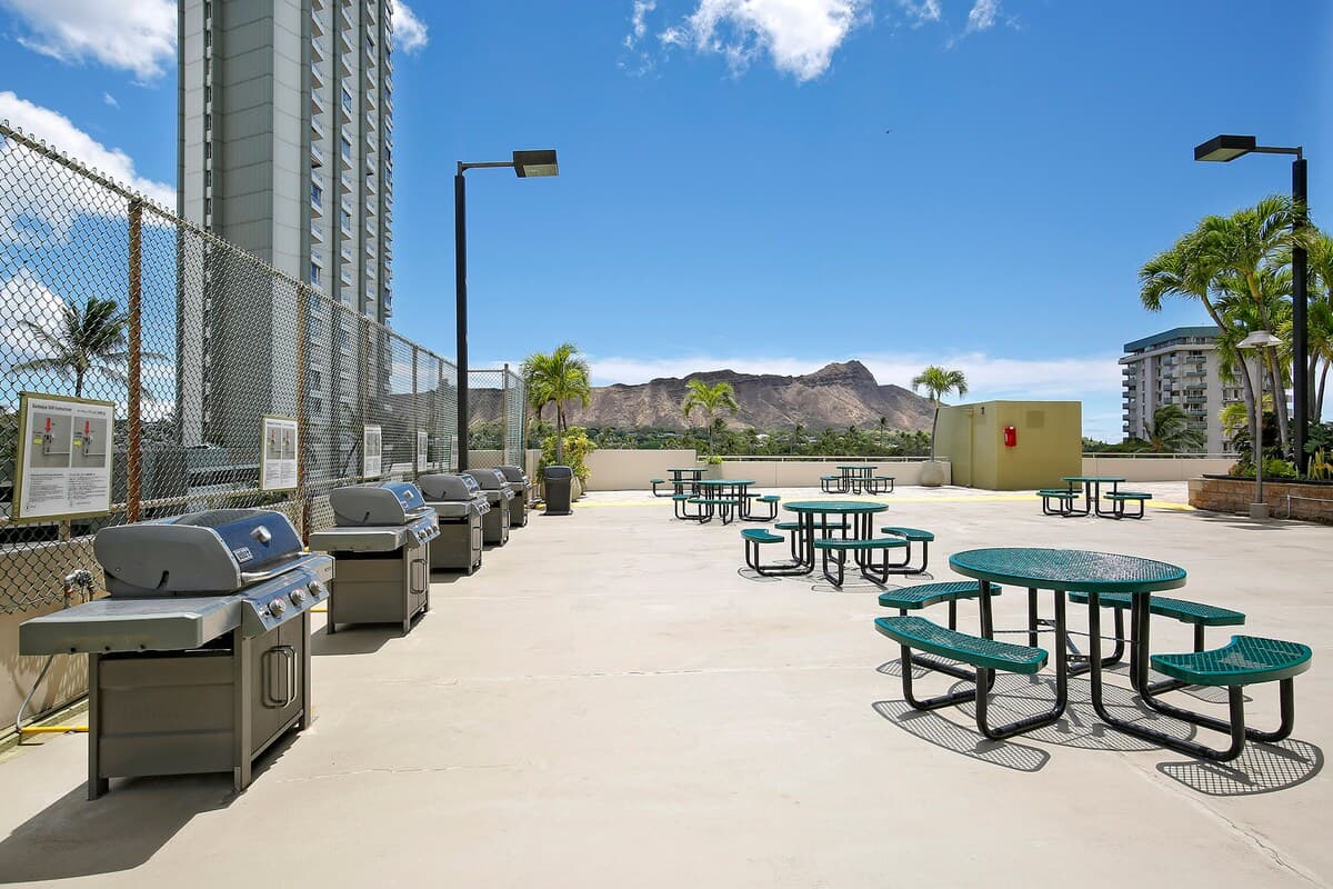 Condo in Honolulu · ★4.7 · 2 bedrooms · 3 beds · 1 private bath - Photo 3