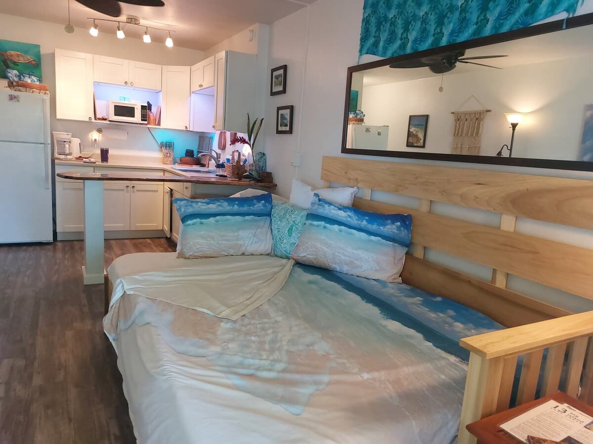 Condo in Kailua-Kona · ★4.87 · Studio · 1 bed · 1 bath - Photo 5