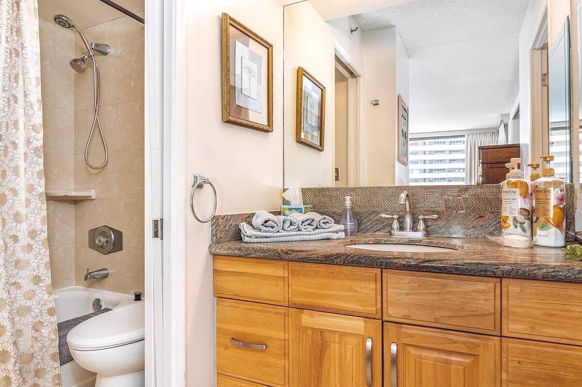 Spacious Waikiki Condo with free parking and pool - Photo 5