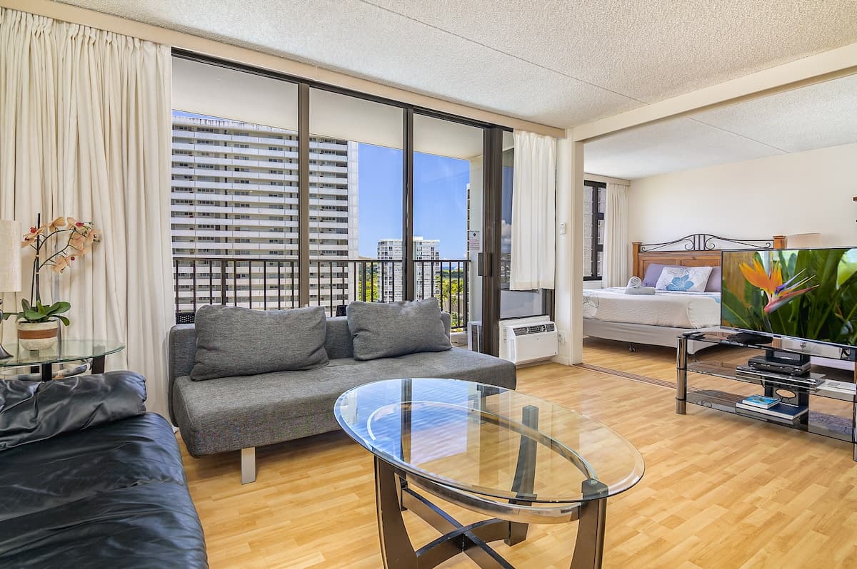 Spacious Waikiki Condo with free parking and pool - Photo 1