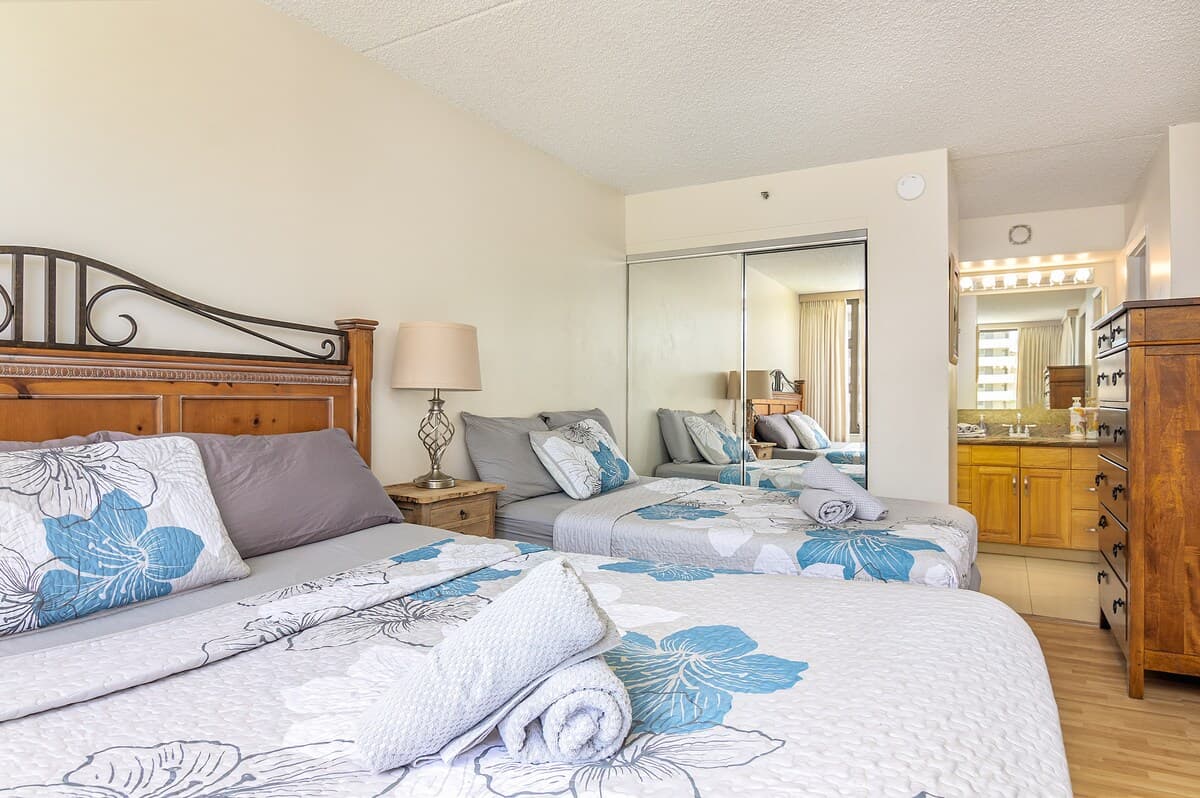 Spacious Waikiki Condo with free parking and pool - Photo 4