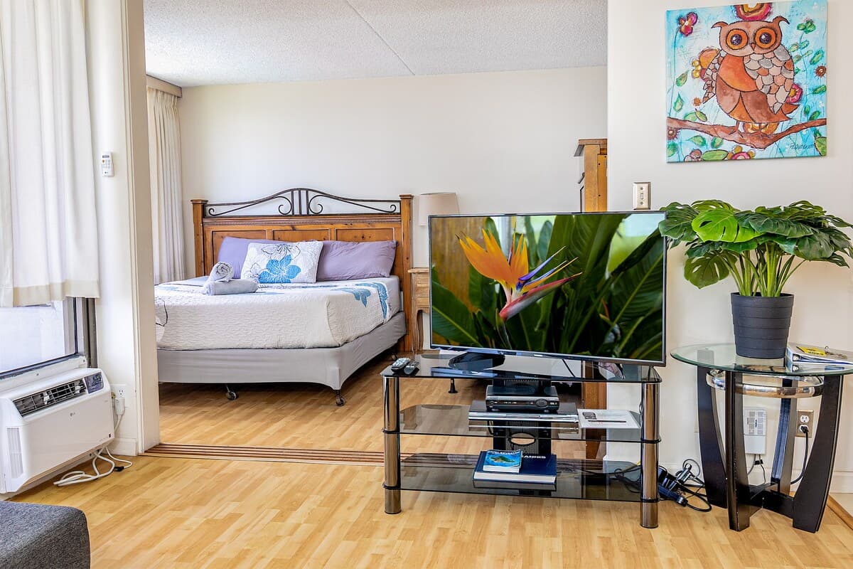 Spacious Waikiki Condo with free parking and pool - Photo 2