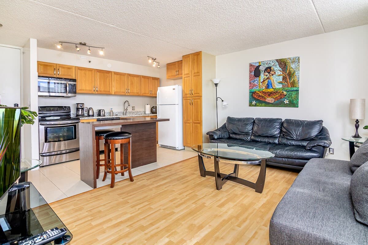 Spacious Waikiki Condo with free parking and pool - Photo 3