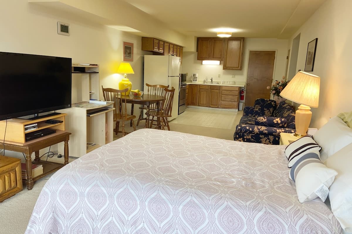 Spacious Getaway Near the Ocean - Photo 2
