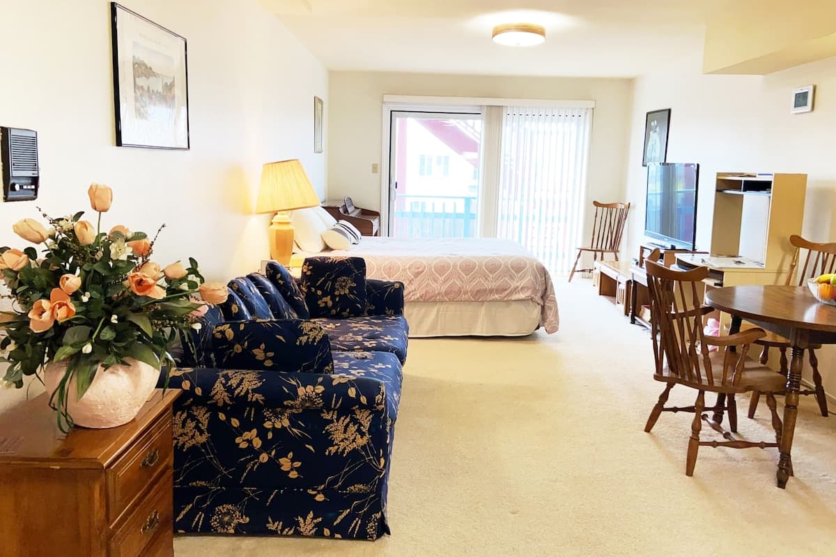 Spacious Getaway Near the Ocean - Photo 5