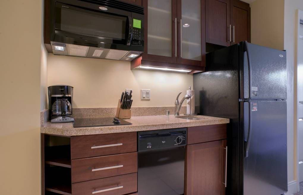 Condo in Lahaina · ★4.9 · 1 bedroom · 2 beds · 1 bath - Photo 2