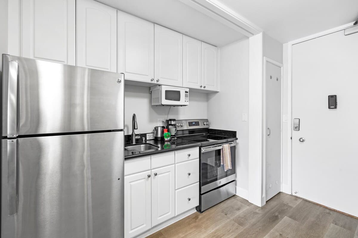 Condo in Honolulu · ★4.85 · Studio · 1 bed · 1 private bath - Photo 2