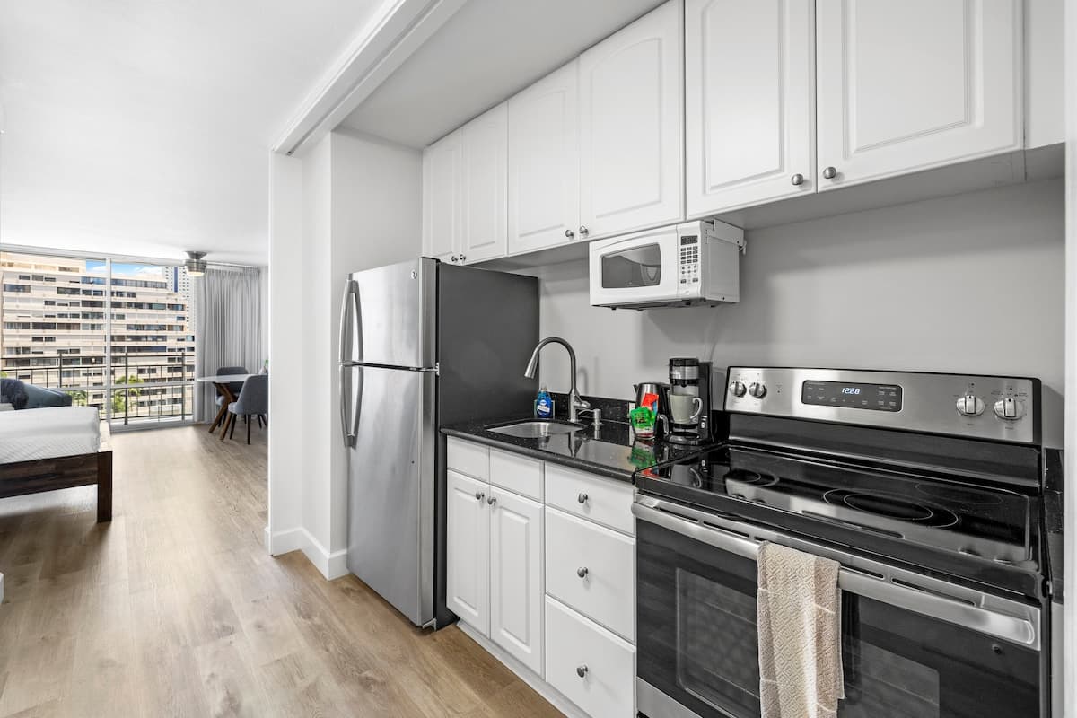 Condo in Honolulu · ★4.85 · Studio · 1 bed · 1 private bath - Photo 3