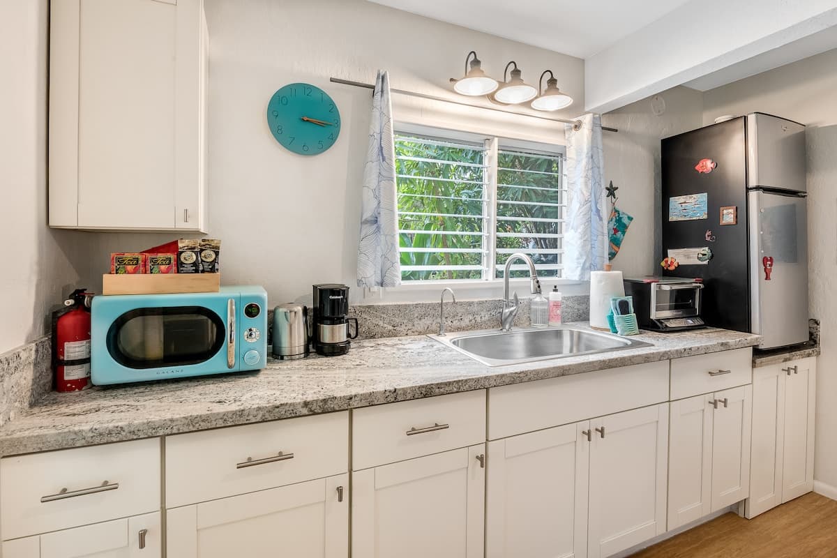 Modern, Clean , A/C - Walk to Beach + Beach Gear! - Photo 4