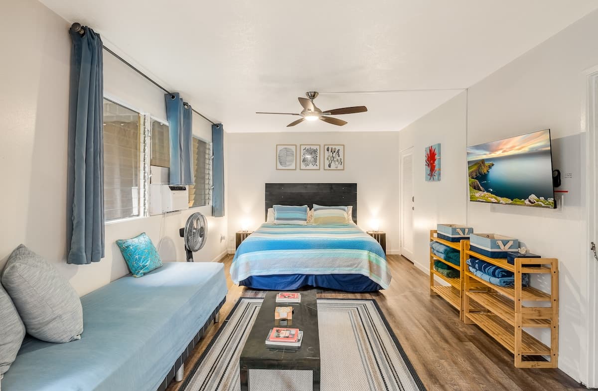 Modern, Clean , A/C - Walk to Beach + Beach Gear! - Photo 1